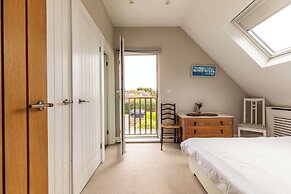 Light-filled Family-friendly Beach House