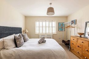 Light-filled Family-friendly Beach House