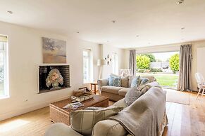 Light-filled Family-friendly Beach House