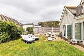 Light-filled Family-friendly Beach House