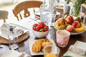 Light-filled Family-friendly Beach House