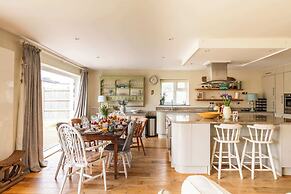 Light-filled Family-friendly Beach House