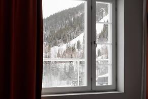 Tott Stay – Easy Slope Access