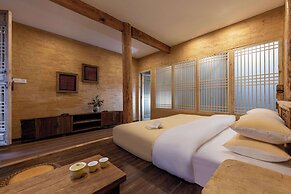 Lijiang half yard hotel