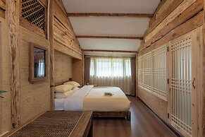 Lijiang half yard hotel