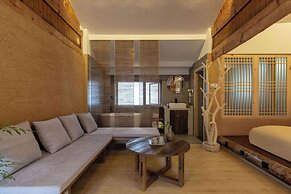 Lijiang half yard hotel