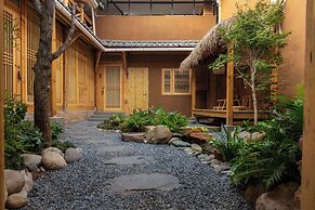 Lijiang half yard hotel