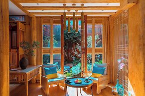 Lijiang half yard hotel