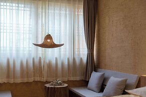 Lijiang half yard hotel