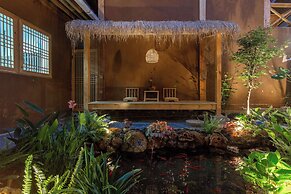 Lijiang half yard hotel