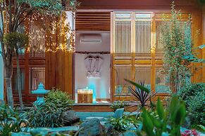 Lijiang half yard hotel