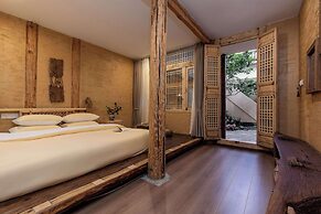 Lijiang half yard hotel