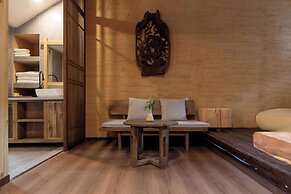 Lijiang half yard hotel