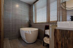 Lijiang half yard hotel