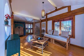 Lijiang half yard hotel