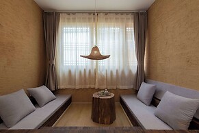 Lijiang half yard hotel