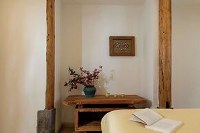 Lijiang half yard hotel