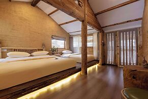 Lijiang half yard hotel