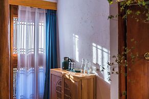 Lijiang half yard hotel