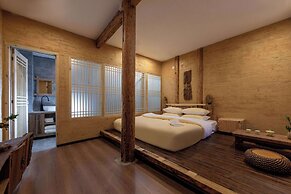 Lijiang half yard hotel