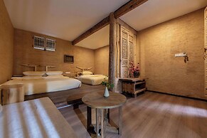 Lijiang half yard hotel
