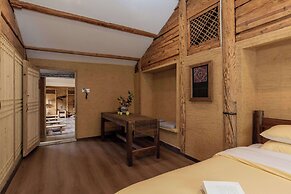 Lijiang half yard hotel