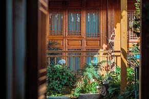 Lijiang half yard hotel