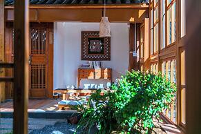 Lijiang half yard hotel