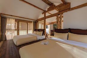 Lijiang half yard hotel