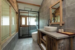 Lijiang half yard hotel