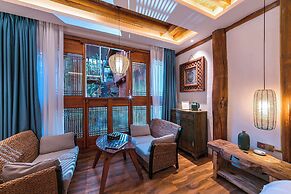 Lijiang half yard hotel