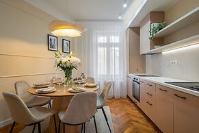 Elegant 3BR by the Romanian Athenaeum