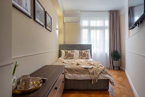 Elegant 3BR by the Romanian Athenaeum