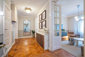 Elegant 3BR by the Romanian Athenaeum