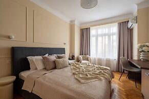 Elegant 3BR by the Romanian Athenaeum