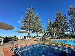 Charlesworth Nautilus Beach Resort