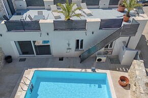 Villa Galant with Pool and Sauna