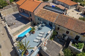 Villa Galant with Pool and Sauna