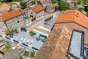Villa Galant with Pool and Sauna