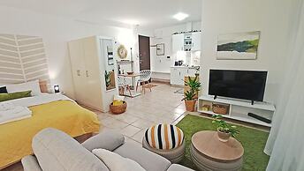 Relaxing Studio Apt 1 min to Highway Parking