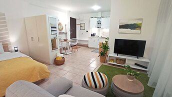 Relaxing Studio Apt 1 min to Highway Parking