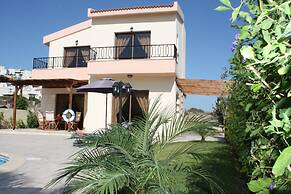 Seaside 2-bedroom Villa With Private Pool, Garden & Wifi Your Perfect