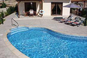 Seaside 2-bedroom Villa With Private Pool, Garden & Wifi Your Perfect