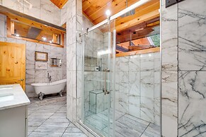 3 Mi to Dollywood: Peaceful Cabin w/ Deck