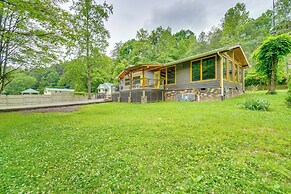 3 Mi to Dollywood: Peaceful Cabin w/ Deck