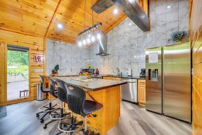 3 Mi to Dollywood: Peaceful Cabin w/ Deck