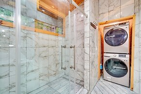 3 Mi to Dollywood: Peaceful Cabin w/ Deck