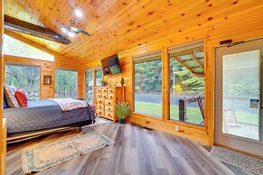 3 Mi to Dollywood: Peaceful Cabin w/ Deck