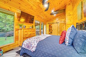 3 Mi to Dollywood: Peaceful Cabin w/ Deck