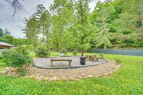 3 Mi to Dollywood: Peaceful Cabin w/ Deck